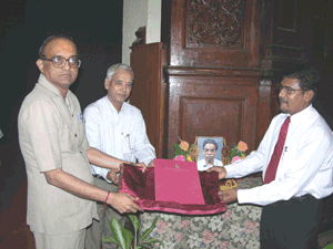 Photo of His Excellency, Sumith Nakandala handing over the letter in front of the photo of Thiru. K. Lakshminarayanan to Dr.R.Kannan, Ph.D., IAS, Commissioner of Museums. Thiru K.T.Narasimhan, Superintending Archaeologist, Temple Survey, South India Circle. Archaeological Survey of India looks on, 30-6-2006.