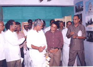 Hon’ble Minister for Tamil Official Language, Tamil Culture Hindu Religious and Endowments, Dr. M. Tamizhkkudimakan inaugurates the new district museum at Virudhunagar on 10.03.2001. Dr. R. Kannan, I.A.S., Commissioner of Museums, Thiru K.Lakshminarayanan and other delegates look on.