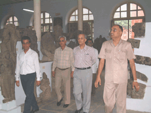 Thiru Gopalsamy, I.A.S., Secretary, Department of Culture, Government of India paid a visit to the Government Museum Chennai Dr. R. Kannan, I.A.S., Commissioner of Museums and Thiru K.T. Narasimhan, Superintending Archaeologist, A.S.I. Chennai Circle accompanying him through the galleries in 2001. 